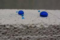 Wassertropfen auf einer silikon-behandelten Oberfläche