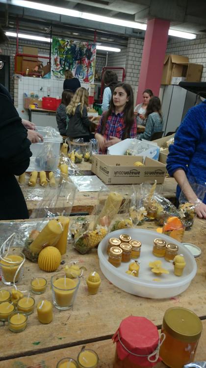 Wir bereiten den Weihnachtsbazar vor.