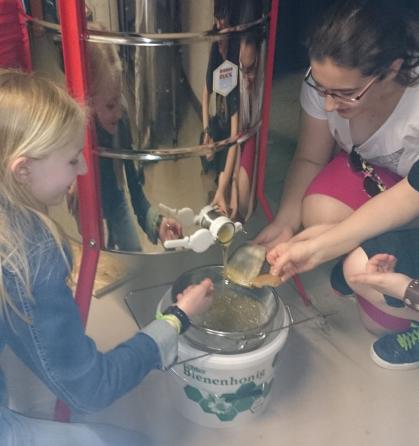 Hmmm….. das schmeckt, Schleckermäuler beim Honigschleudern