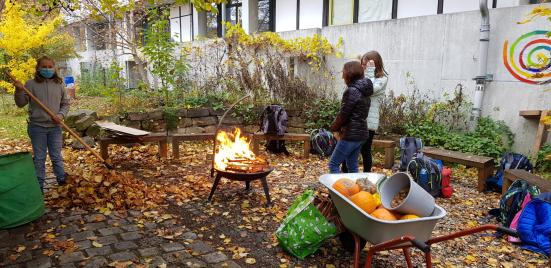 Laub rechen, Lagerfeuer, Kartoffelfeuer und Kürbisse zum Aushöhlen