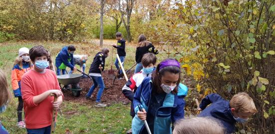 wir verteilen Rindenmulch auf den Wegen, mit Maske ganz schön anstrengend