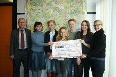 von links: Schulleiter OStD Karl-Heinz Haak, Irene Sauerwald, Sozialarbeiterin des Marktes Manching Ursula Schrödl, Apian-SMV mit Caroline Hajny, Georg Krach, Melissa Prünte, Leiterin der „Offenen Behindertenarbeit St. Vinzenz“ Cornelia Eichlinger