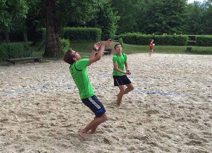 Markus Keilwerth (im Hintergrund) und Manuel Rieder  beim Spielaufbau