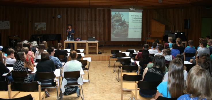 Frau Erös informiert die 9. Klassen.