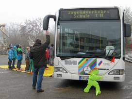 Ein Bus im Pausenhof...