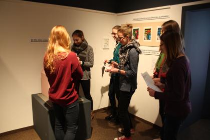 Mädchengruppe bei der Arbeit