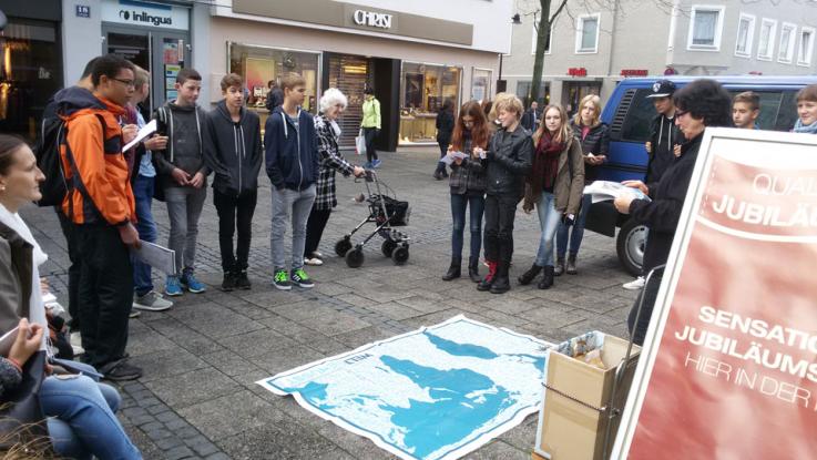 Wir verfolgen auf einer Weltkarte den Weg einer Jeans.