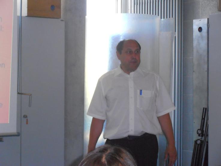 Prof. Dr. Pöppel, Professor für Elektrotechnik und Informatik 