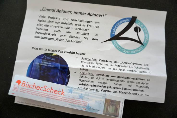 Die Klassenbesten erhielten vom Apian-Freundeskreis einen Bücherscheck.