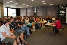 Marianne Ach liest vor drei Deutschkursen