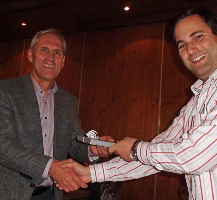 OStD Karl-Heinz Haak dankt Niklas Hafenrichter.