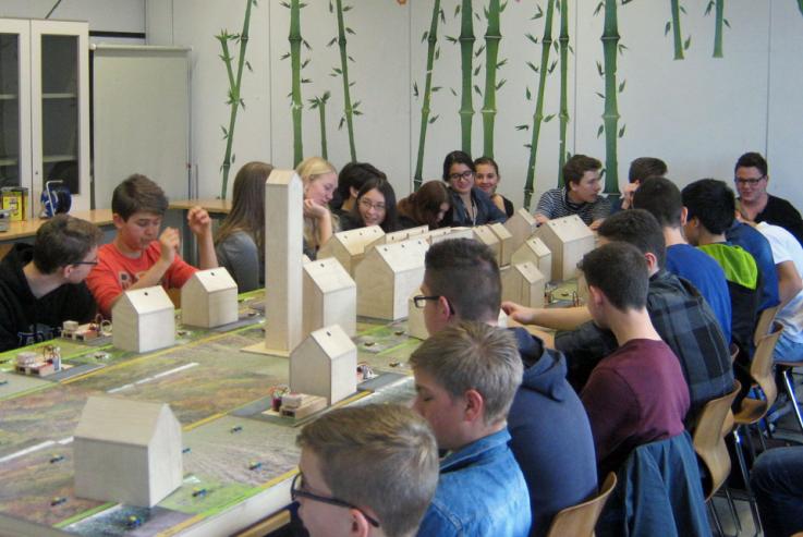 Klasse 9A bei der Arbeit mit dem Energiespardorf