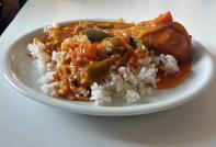 Domoda: Hühnchen mit Gemüse und Reis in Erdnusssauce