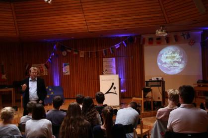 Dr. Brandl bei seinem Vortrag