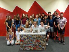 Die Klasse 9e und ihr DK-Karton