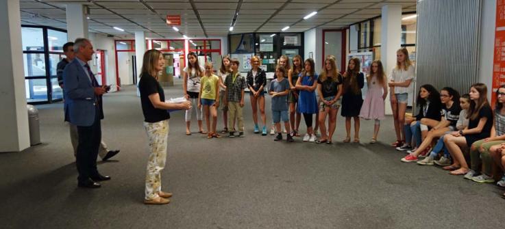 Die Klassenbesten bekommen einen Bücherscheck.