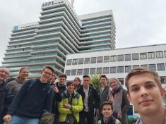 Das P-Seminar „Easy Show Physics“ vor dem BR Funkhaus