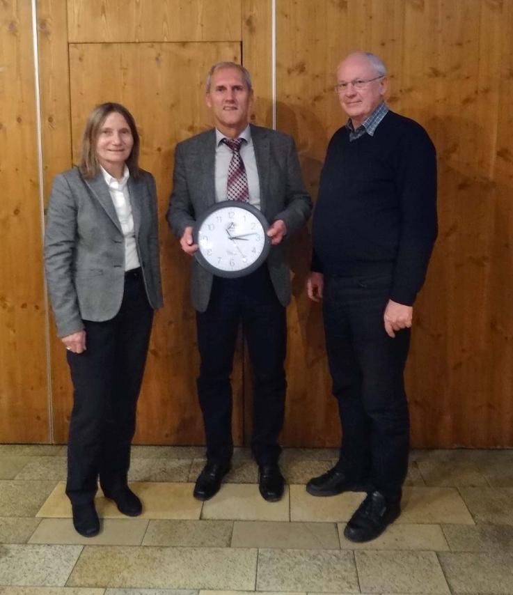 Brigitte Krach und Günter Bergmeier übergeben die neuen Apian-Uhren an Schulleiter Karl-Heinz Haak