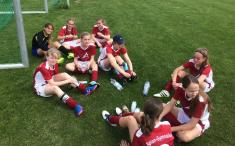 Mädchenmannschaft des Apian-Gymnasiums Wettkampfklasse II (sitzend von links nach rechts): Sandau, Alissa; Reiser, Hanna; Eberl, Julia; Redemann, Anna; Riedmeyr, Antonia; Björnsen, Yara; Trux, Lena; Schröter, Sofie; Ruhfaß, Theresa