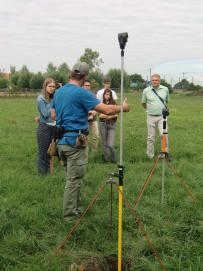 Ein Grundstück wird vermessen.