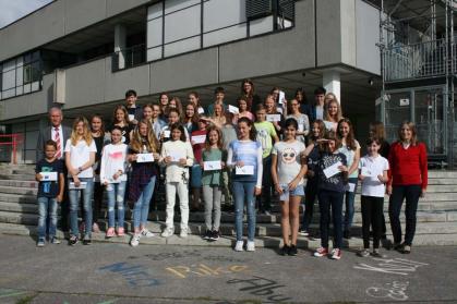 Die Klassenbesten bekommen Buchgutscheine vom Freundeskreis.