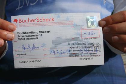 Die Klassenbesten bekommen Buchgutscheine vom Freundeskreis.