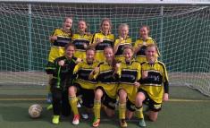 Mädchenmannschaft des Apian-Gymnasiums Wettkampfklasse II (kniend von links nach rechts):  Sandau, Alissa; Bernhardt, Emilie; Eberl, Julia; Johannsen, Jule; Redemann, Anna;  (stehend von links nach rechts): Schröter, Sofie; Trux, Lena; Björnsen, Yara; Reiser, Hanna; Riedmeyr, Antonia;