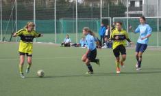 Anna Redemann  (links) und Emilie Bernhardt (rechts) im Spiel gegen das Gnadenthal-Gymnasium