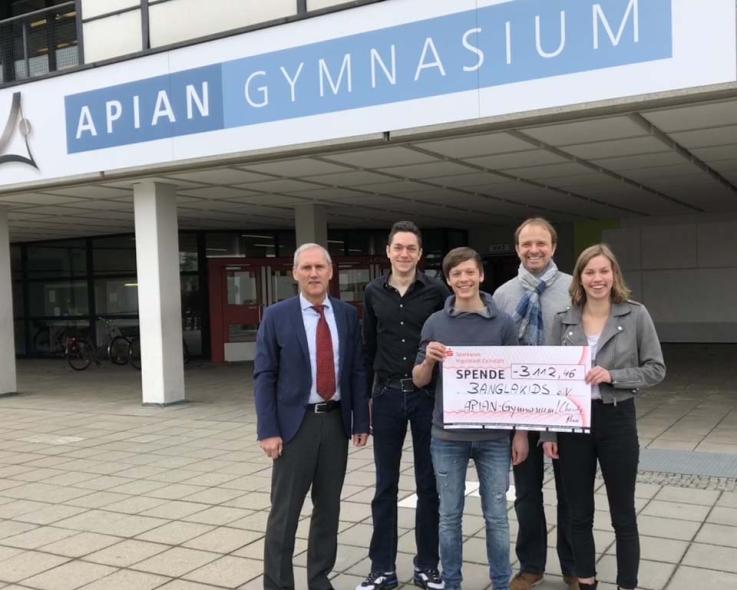 Spendenübergabe für Banglakids