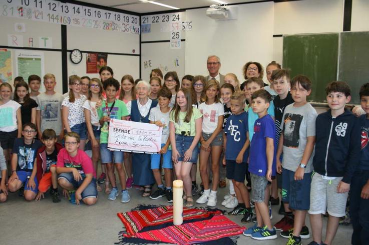 Schwester Karoline Mayer begeistert am Apian-Gymnasium