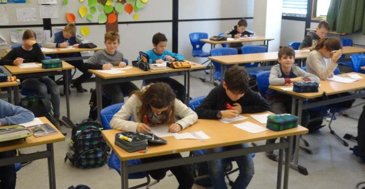 „Eifrige Schüler beim Knobeln“