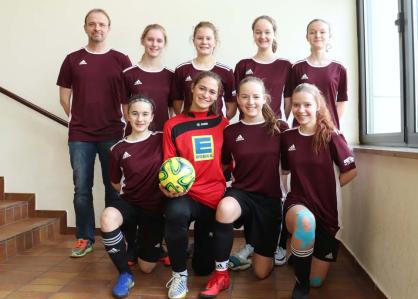 Mädchenmannschaft des Apian-Gymnasiums (stehend von links nach rechts): Redemann, Anna; Bernhardt, Emilie; Schröter, Sofie; Trux, Lena; (kniend von links nach rechts) Scholz, Marina; Sandau, Alissa; Eberl, Julia; Riedmeyr, Antonia