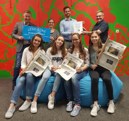 Die Überreichung des Leseeckenschildes und der Patenschaftsurkunde (Herr Band vom DONAUKURIER, Frau Kulzer, Sponsor Herr Ziegelmeier, Herr Dr. Schickel, Josephine Frey, Johanna Stechel, Christina Straka und Emelie Sabo aus der Klasse 10E) 