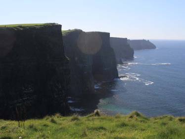 24 Schülerinnen und Schüler auf der grünen Insel