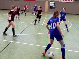 (von links nach rechts in roten Trikots): Lena Trux, Marina Scholz, Yara Björnsen und Julia Eberl im Spiel gegen die Gnadenthal-Schulen