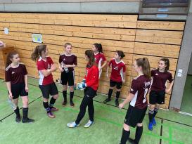 Mädchenmannschaft des Apian-Gymnasiums kurz vor Beginn des Finalspiels (stehend von links nach rechts):  Antonia Riedmeyr, Yara Björnsen, Anna Redemann; Alissa Sandau, Alexandra Steingruber, Sophia Scheer; Julia Eberl; Marina Scholz 