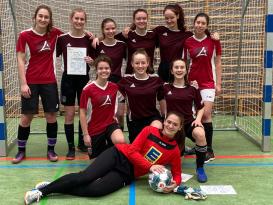 Mädchenmannschaft des Apian-Gymnasiums (stehend von links nach rechts):  Yara Björnsen; Anna Redemann; Antonia Riedmeyr; Lena Trux; Sofie Schröter; Alexandra Steingruber; (kniend von links nach rechts) Sophia Scheer; Julia Eberl; Marina Scholz; (liegend) Alissa Sandau