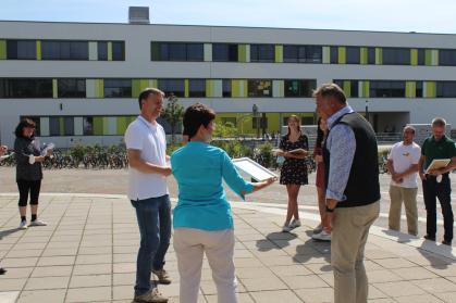 Der "amicus" geht an die Schulgemeinschaft.