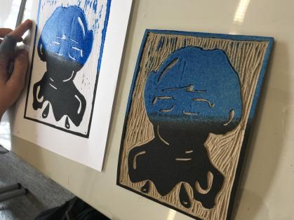 Einblicke in die „Werkstatt“ - Arbeit am Linolschnitt und –druck