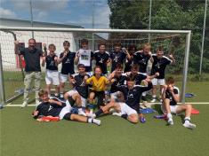 Die erfolgreichen Apian-Fußballer sind: Noel Maurice, Leonhard Hirsch, Michael Kyosev, Lorenz Pfefferkorn, Ivan Mijatovic, Melkamu Quante, Niclas Böhm, Korbinian Schneider Manuel Distl. Jannis Bachmann, Aristides Zamora Gottwald, Luca Kremser, Roko Mijatovic, Korbinian Schneider, Eugen Makarov und StD Heckl