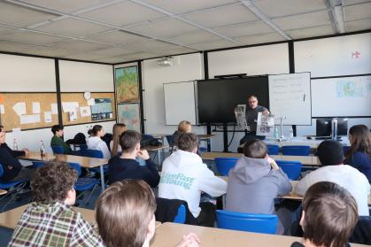 Auch der Donaukurier war mit dabei! Markus Meßner brachte als Leiter der Lokalredaktion Ingolstadt den Schülerinnen und Schülern den Beruf des Journalisten näher.