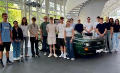 Schülerinnen und Schüler des WR-Kurses im Auslieferungszentrum der AUDI AG