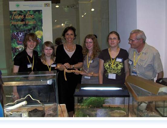 Ministerin Haderthauer hautnah an der Kornnatter