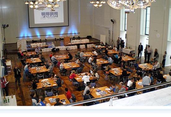 Die Spielteams im „Hermann Josef Abs Saal“ in der Deutschen Bank in Frankfurt