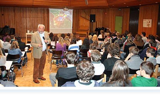 Dr. Erös bei seinem Vortrag