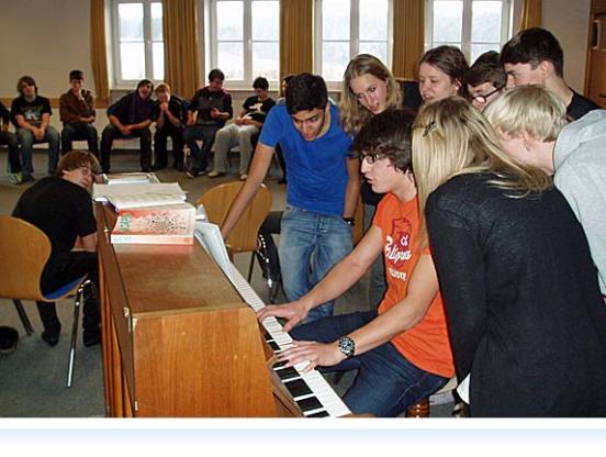 Singen mit Elia Raischl (Praktikant)