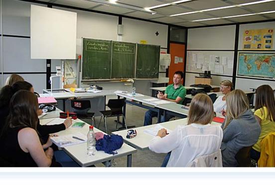 Herr Haran und Frau Eichlinger informieren im P-Seminar