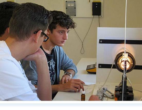 Einzelne P-Seminarteilnehmer an den Praktikumsversuchen der Hochschule