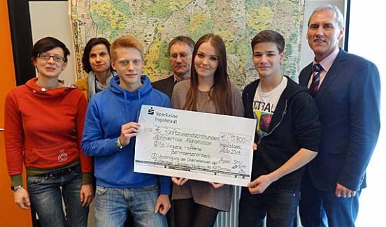 Übergabe der Spende aus dem Weihnachtsbazar 2012