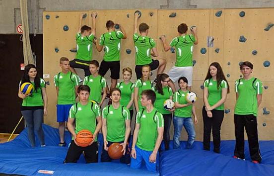 Elternbeirat spendet neue Sporttrikots